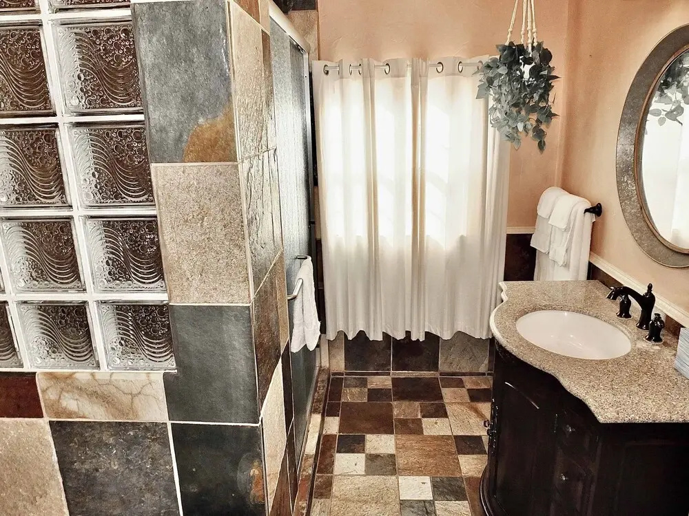 Eastside Garden Hideaway  For 4, Perfect Location for World Cup Attendees!