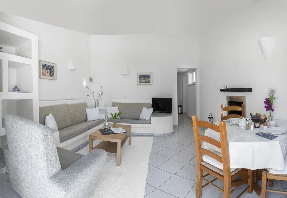 1 Bed House - Sleeps 2 - Pool - Parking - Wifi