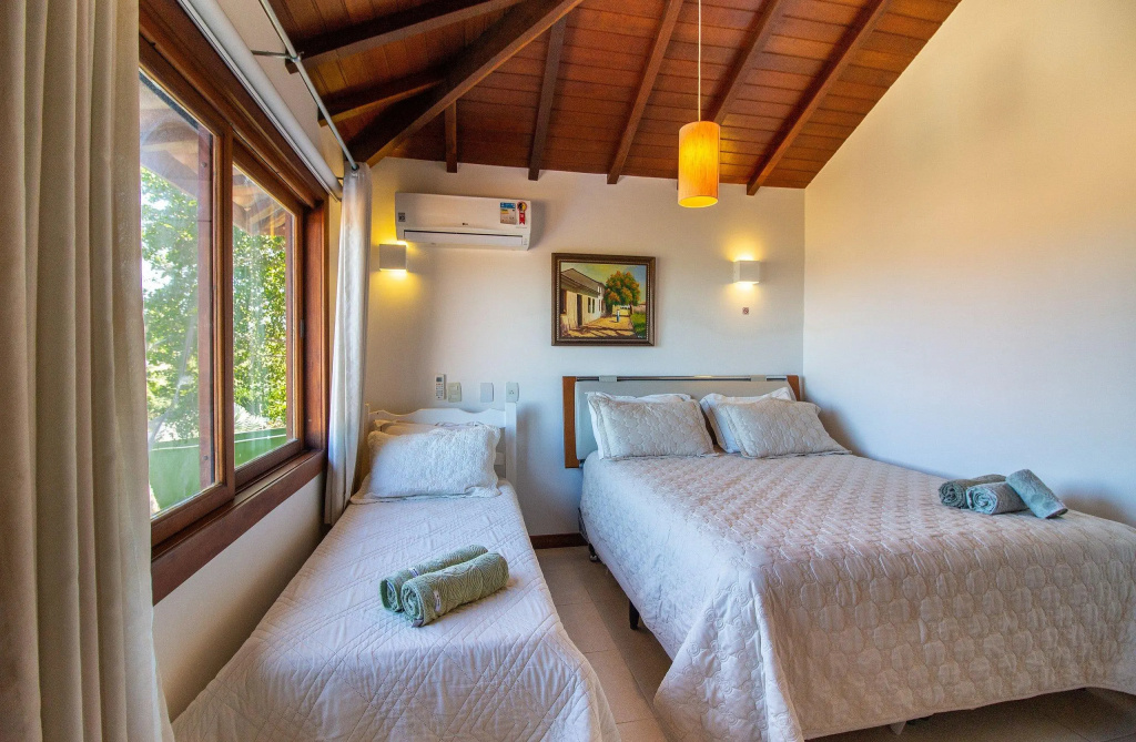 Casa com Cinco Suítes em Condomínio Seguro a 1min da Praia do Forno Por Luxury Rentals