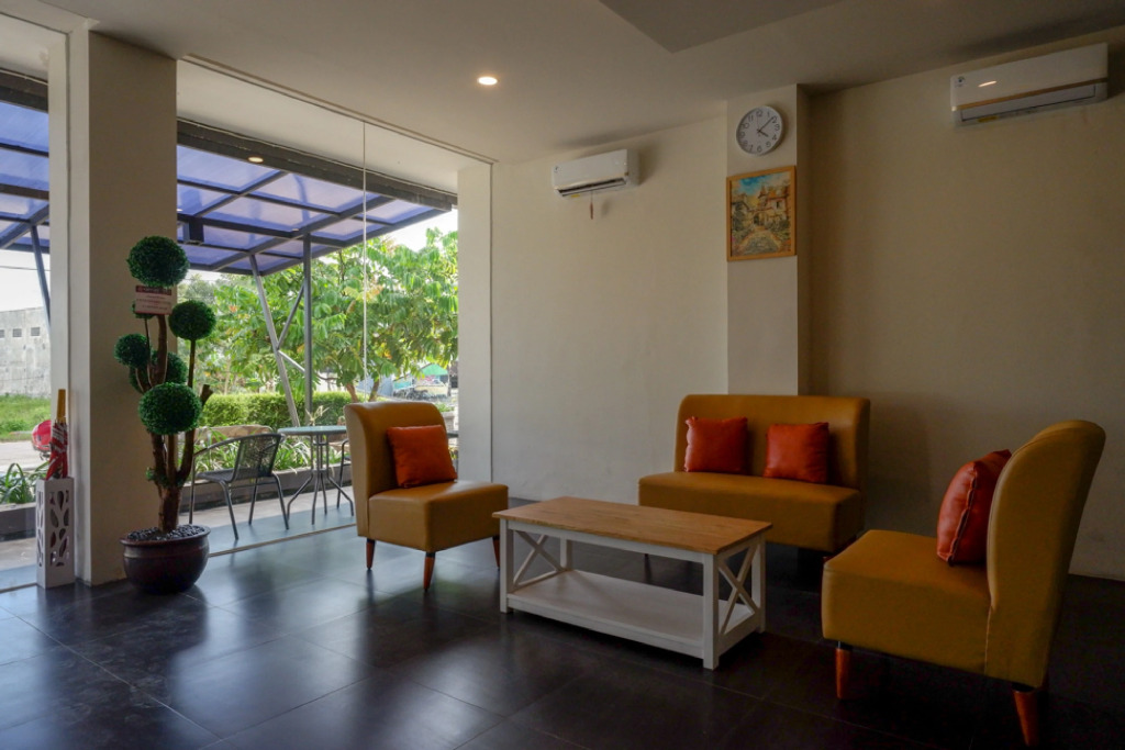 RedDoorz Plus near Solo Baru