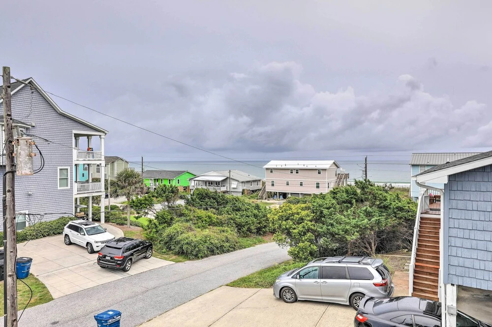 Bright Emerald Isle Home - Walk to the Beach!