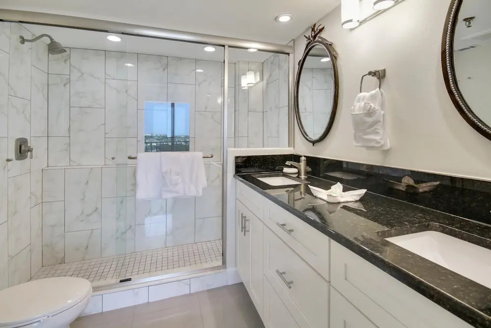 Trillium 5C Beach Front/private Balcony With Amazing Views/pool!