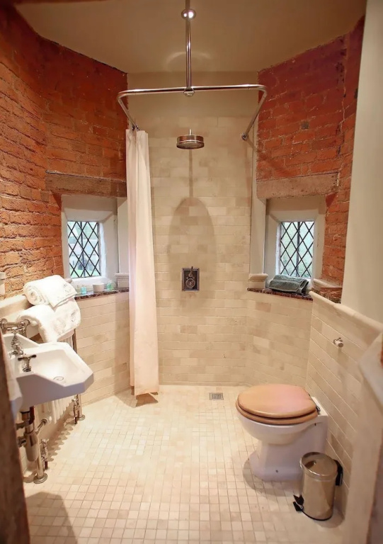 Luxurious hideaway for four in one of the finest Elizabethan gatehouse
