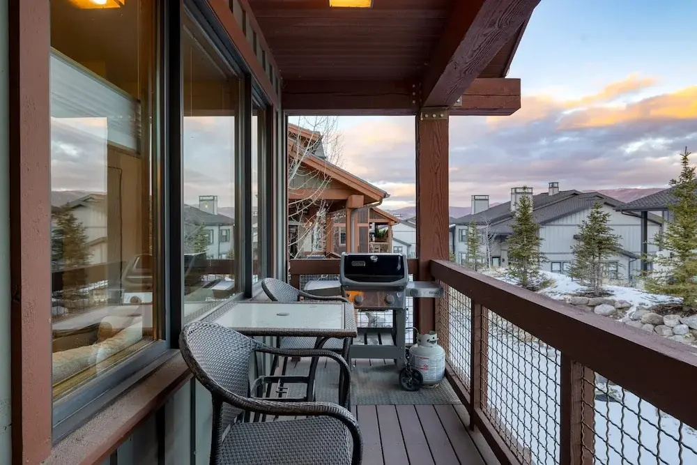 Blue Skies Lakeside Family-friendly Getaway w Hot Tub BBQ