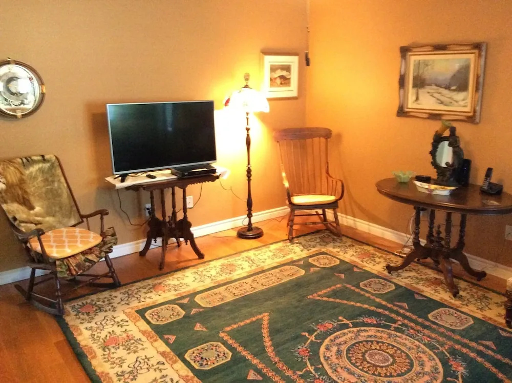 Main Street Caygeon B&B
