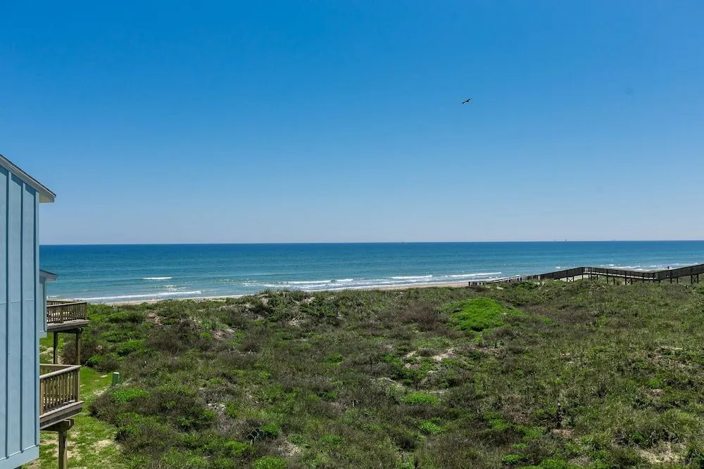 3BR/3BA Pool and Boardwalk to the Beach by RedAwning