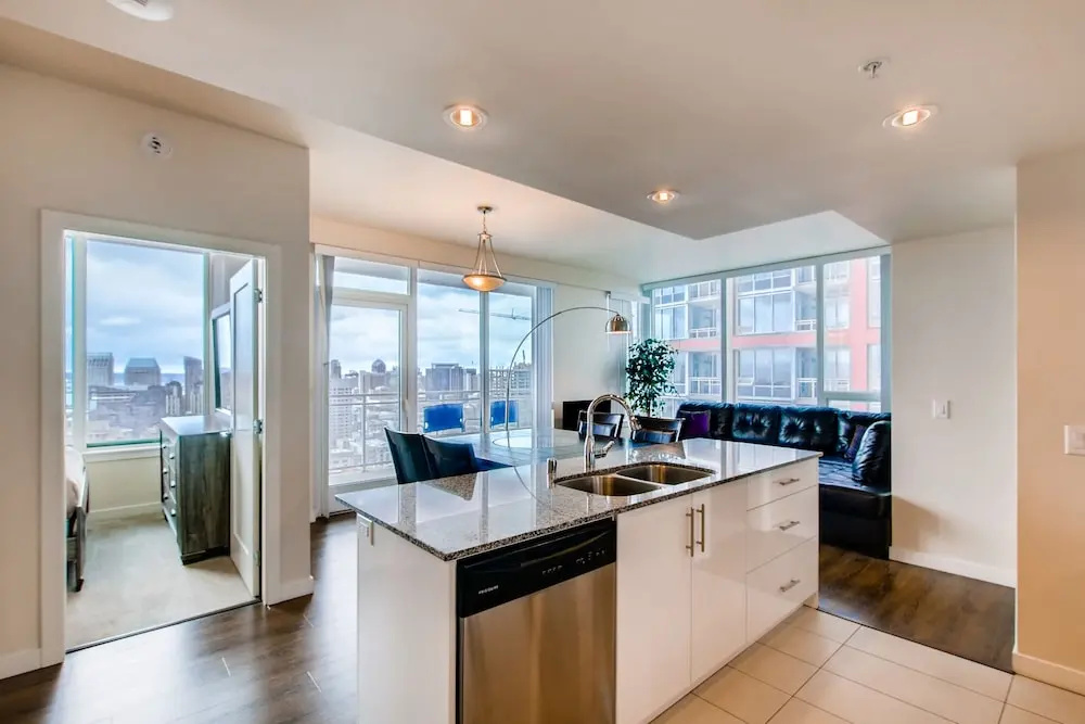 Walk to Everywhere Gaslamp 2 BR2 BA