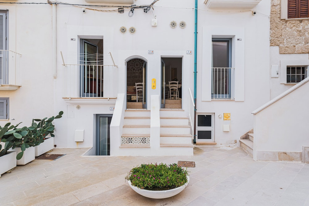 Seafront Apartments by Carlo V Castle, Monopoli Old Town - HelloAPULIA Al Castello di Amec