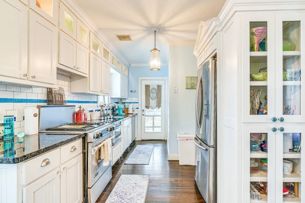 half Mi to Beach! Pet-Friendly Dtwn Galveston Home