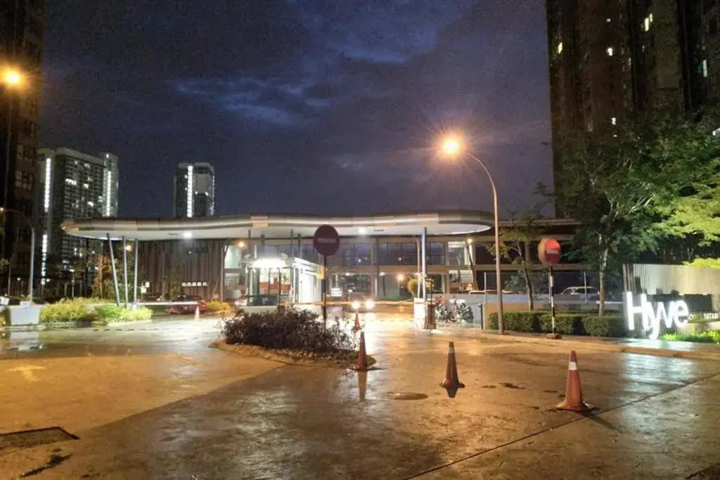 HB1614 ,Cyberjaya, Lake view, WiFi, Netflix, Free Parking, Gym, Swimming Pool, Basket Ball Court, Family play area