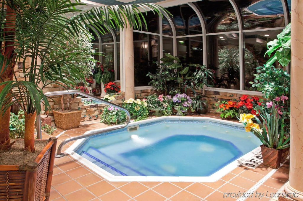 Holiday Inn Express Hotel & Suites Youngstown North-Warren/Niles by IHG