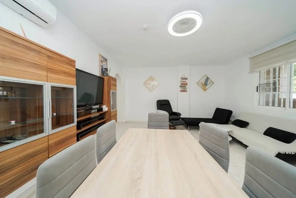 Modern 3-bed Apt, Sleeps 7, 6 Min Walk to Beach