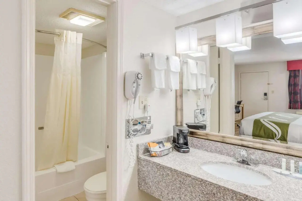 Econo Lodge Inn & Suites