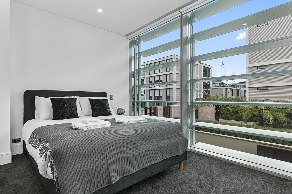 QV Upscale Modern Apt with Parking -965