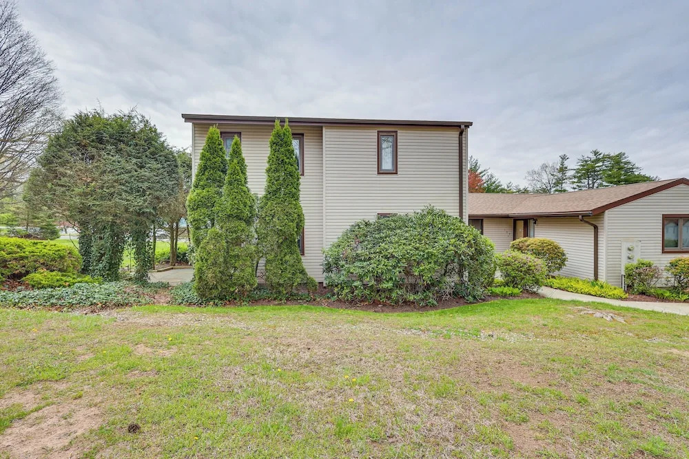 Quaint Bristol Townhome ~ 14 Mi to West Hartford!