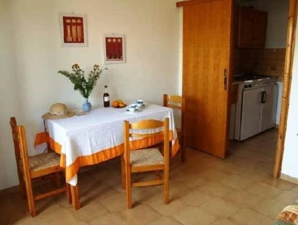 Nikolas Suites