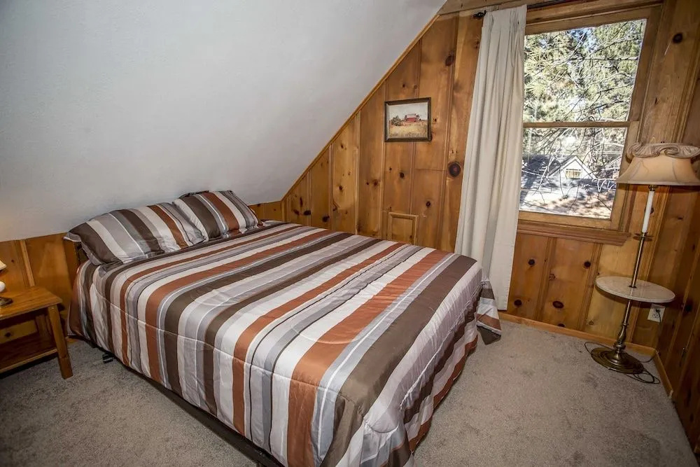 Mountain Air 3 Bedroom Cabin by RedAwning