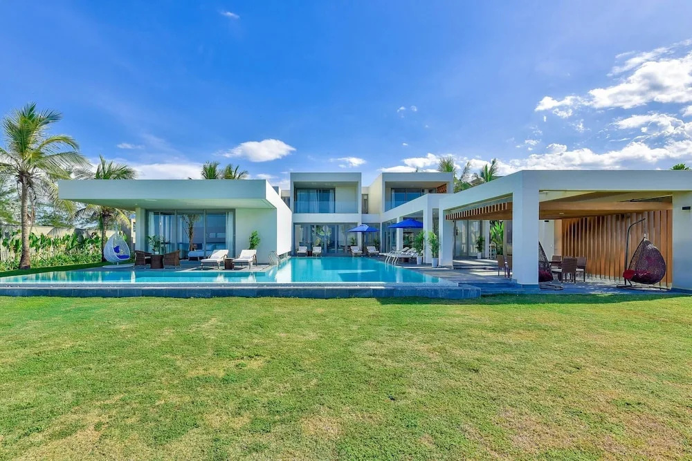Stunning Beachfront 6br Villa W Largest Pool