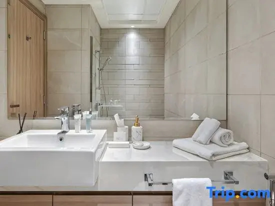 Cozy 1BR w/ Balcony Views Azizi Riviera, Meydan