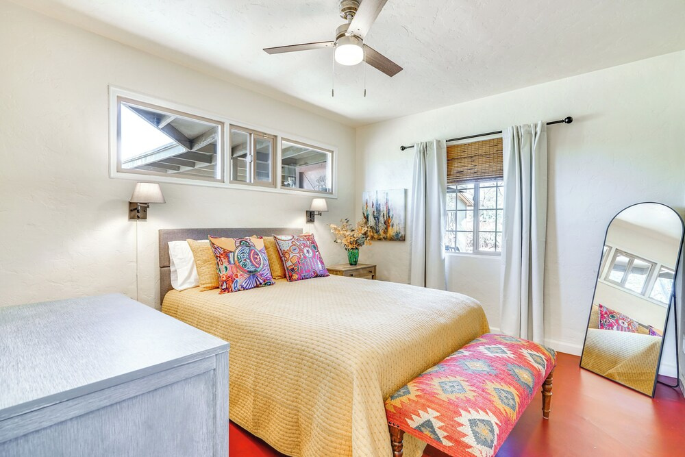 Gazebo, Patios & Grill: Colorful Tucson Retreat!