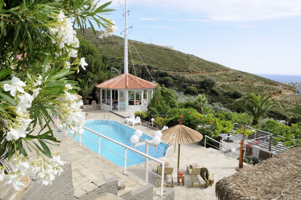 Kymothoi Rooms & Pool Bar