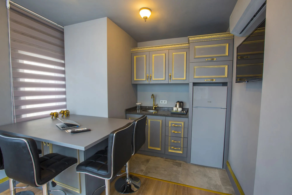 Real King Suit Hotel