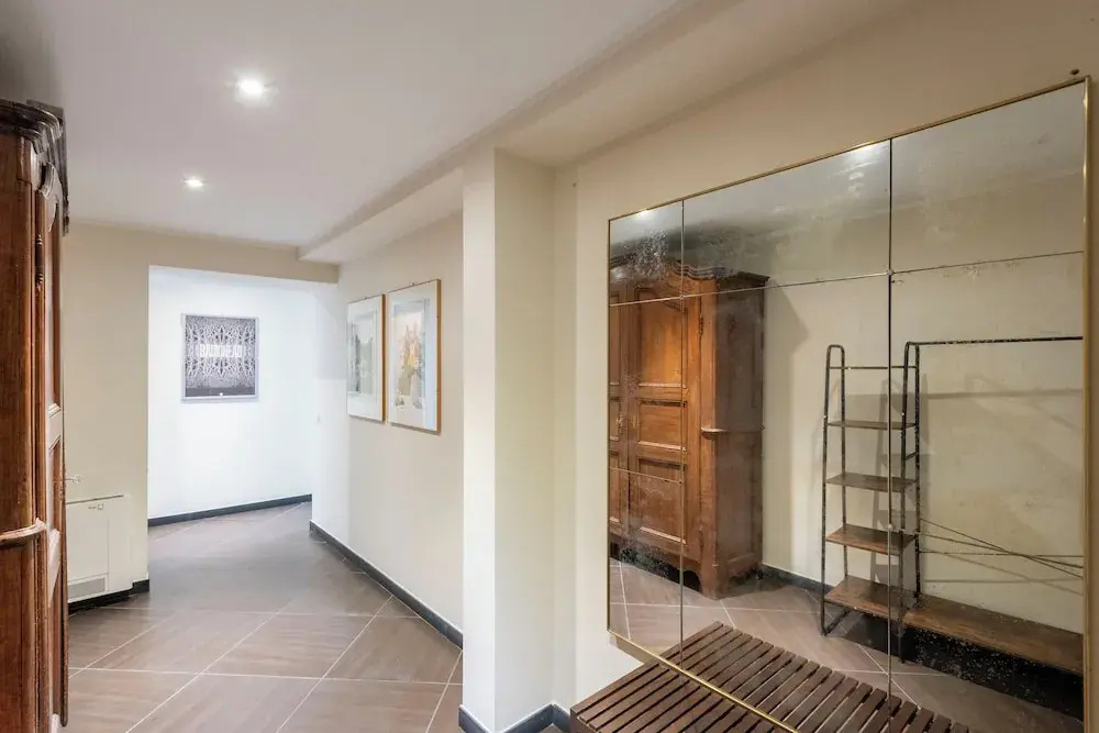 Beautiful Flat Next To Aquarium