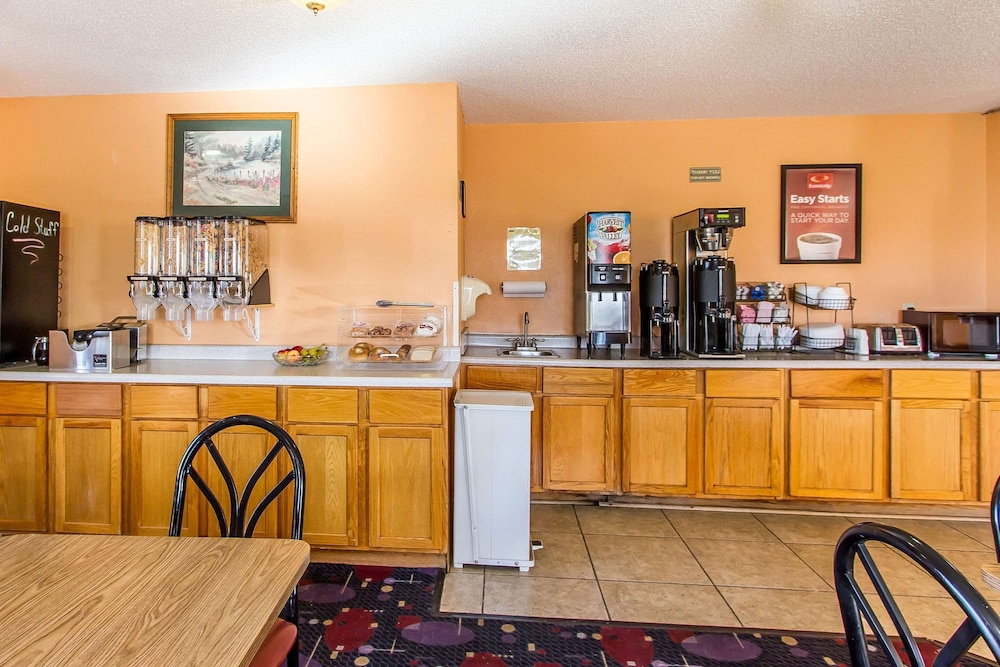 Econo Lodge Inn & Suites Pekin - Peoria Area