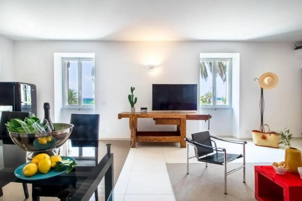 Casa Giulia - Apartment beachfront with 2 bedrooms, air conditioning and private parking, just 30 meters from the beach