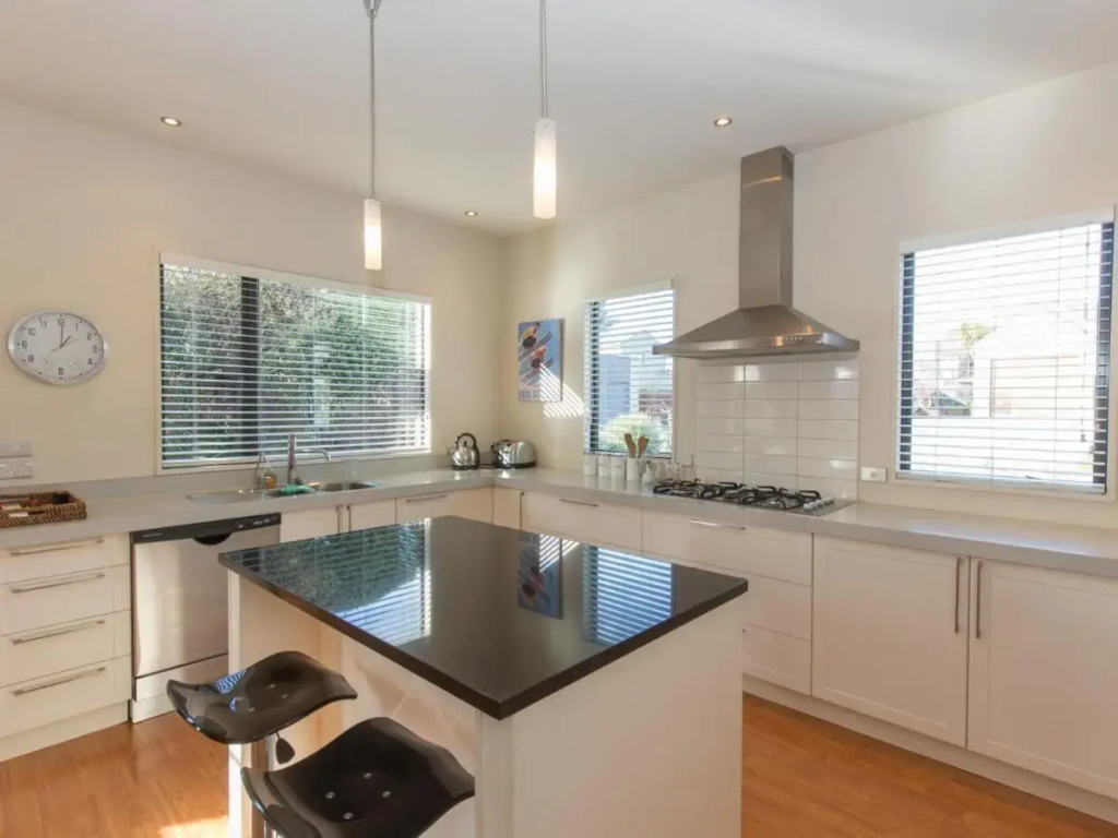 Modern Lake Haven - Wanaka Holiday Home