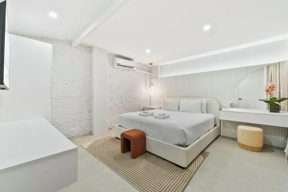 Massive Oceanfront Villa - Spa - Sauna - Gameroom - Malmok!