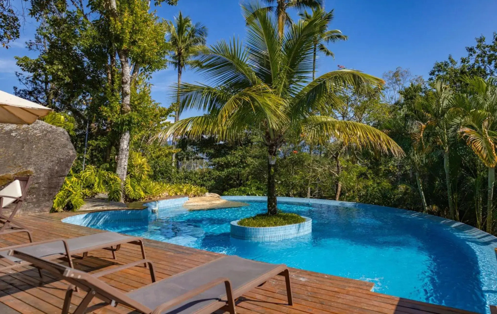 Casa em condomínio na Ilhabela a poucos metros da praia do Siriúba da Vila