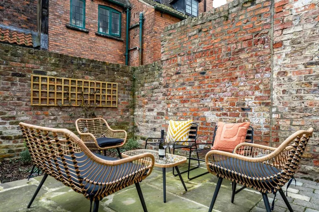 5 Precentors Court