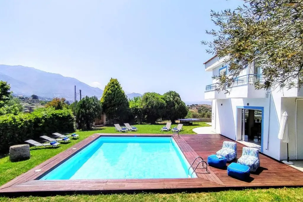 Beautiful 5bedroom villa big pool, close to beach!