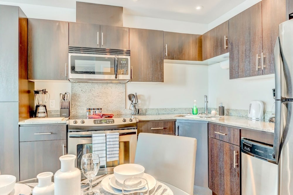 Stylish 2BR Condo Near Stampede Urban Retreat
