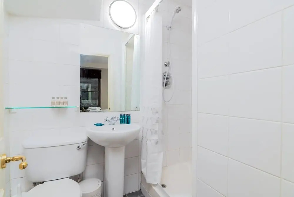 Charming 2 Bed Home In West Kensington Fits 4