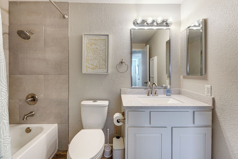 Walk to Riverview Park! Dog-friendly Mesa Retreat