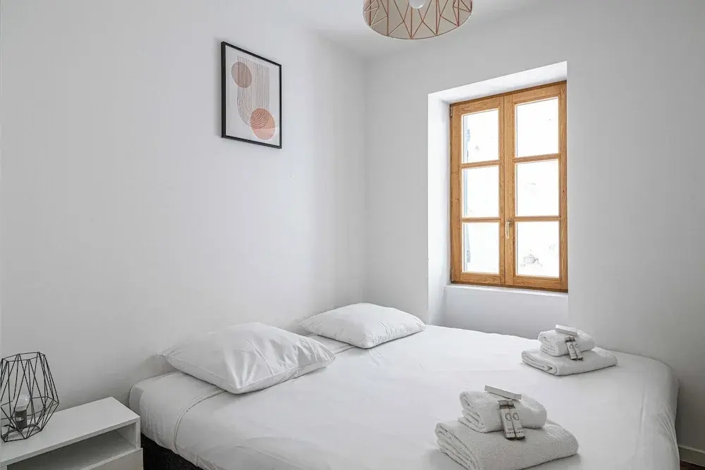 Magnificent Renovated 2 Bedroom Apartment, Terrace