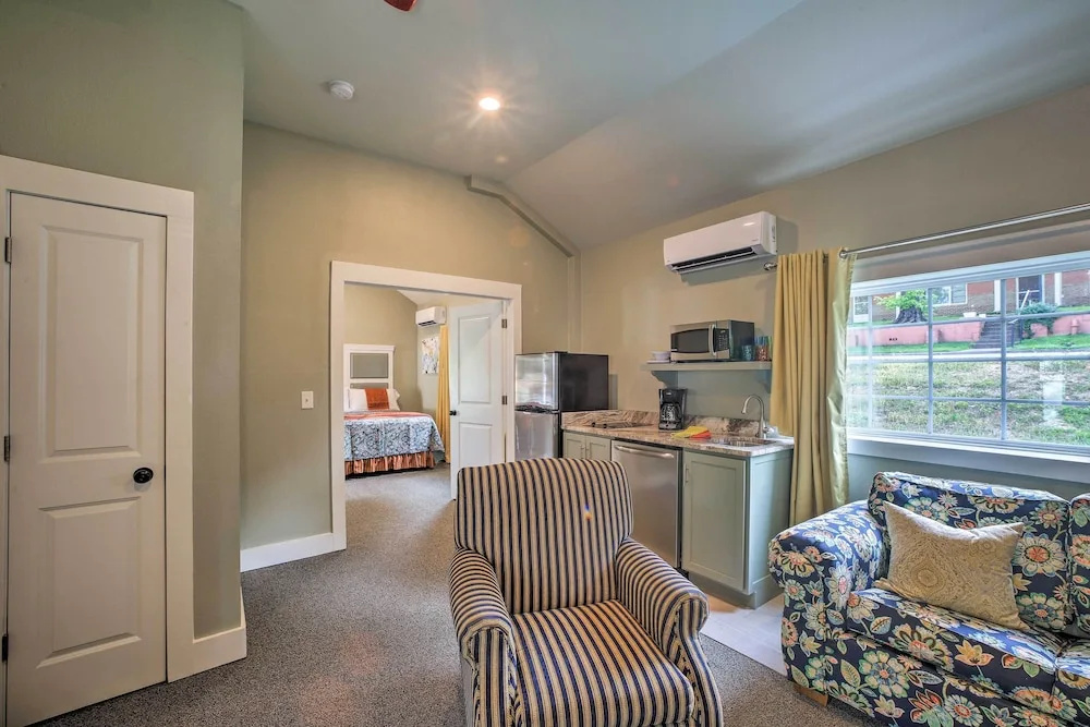 Fire Pit Access: Cozy Dtwn Branson Cottage!