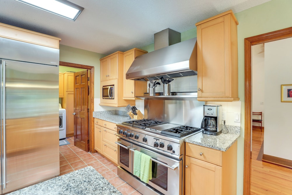 Spacious Kiawah Island Home w/ Deck, Walk to Beach