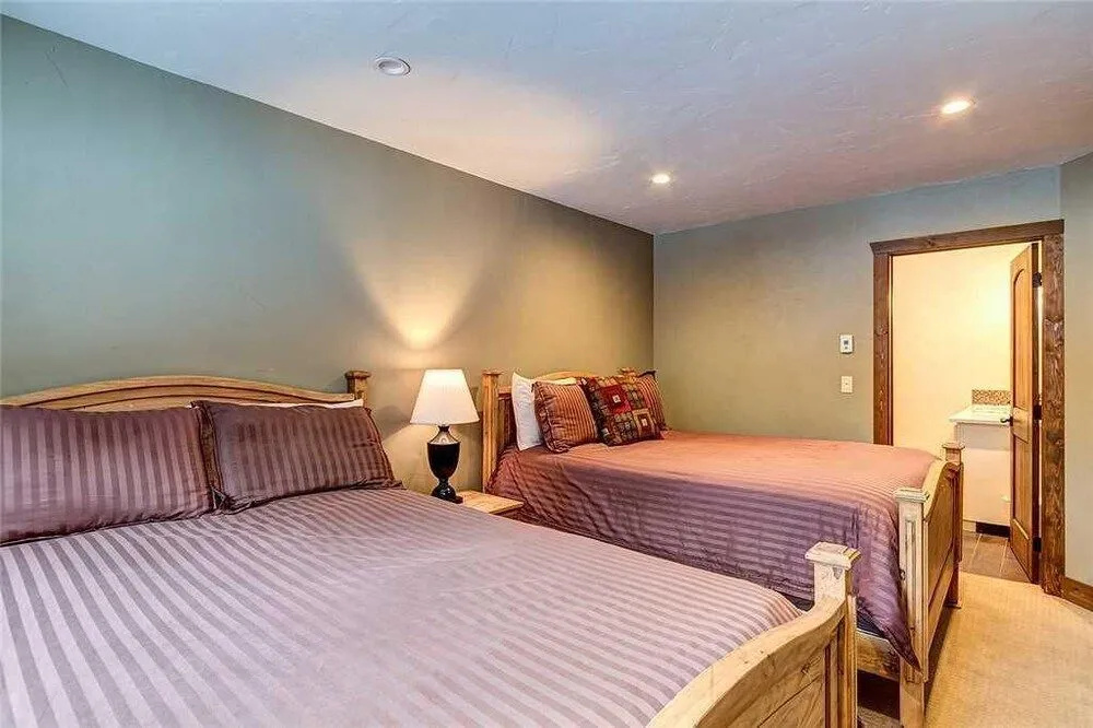 Ski-in Condo Steps From Downtown!! + Free Parking!