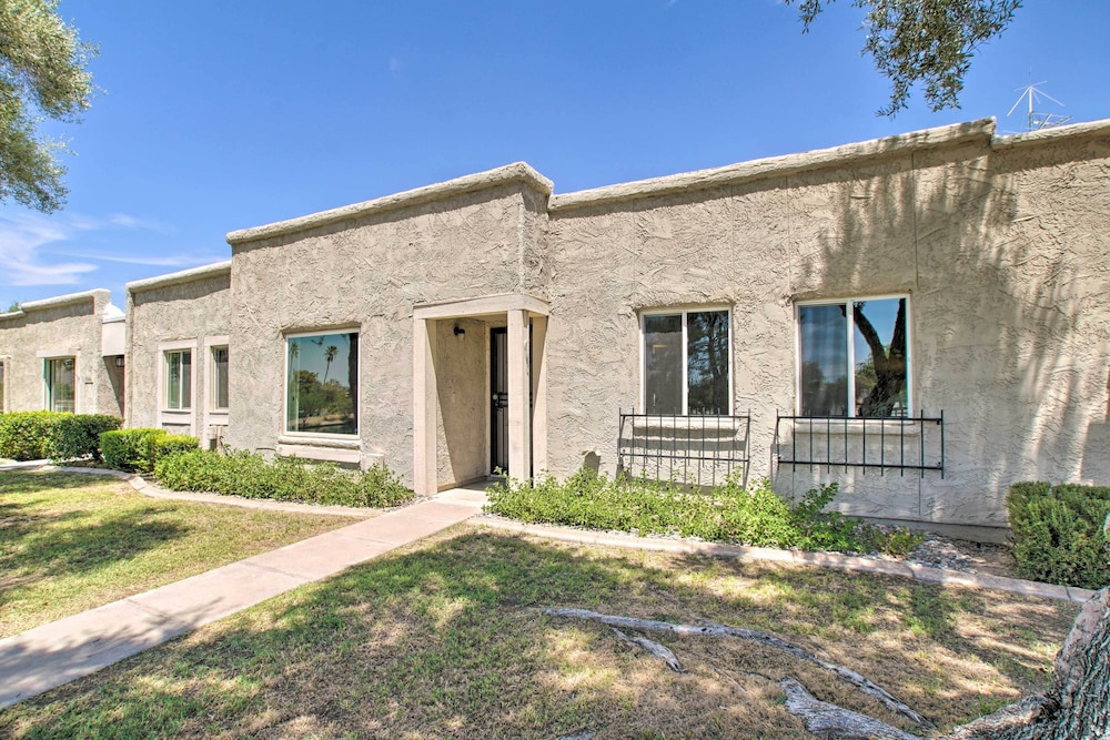 Walk to Trolley & Lake: Sunny Scottsdale Townhome