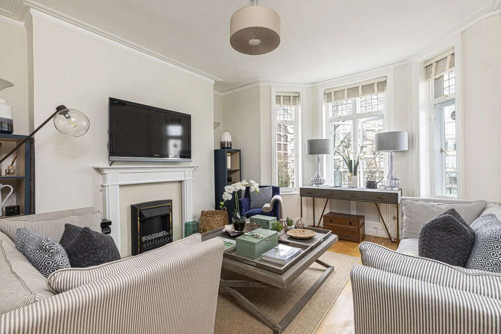 Stylish 3 Bedroom Flat with balcony is West Kensington