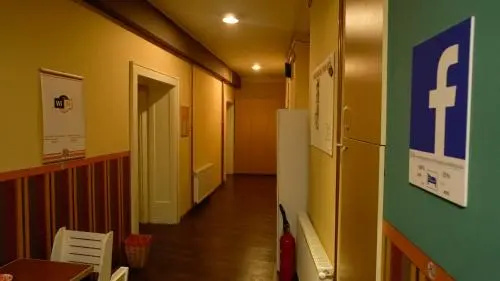 Play Hostel