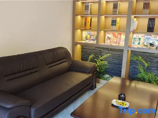 Chongqing · Clover | CLOVERHDPROJECTION Luxury Movie Hotel (Dashiba Subway Station)