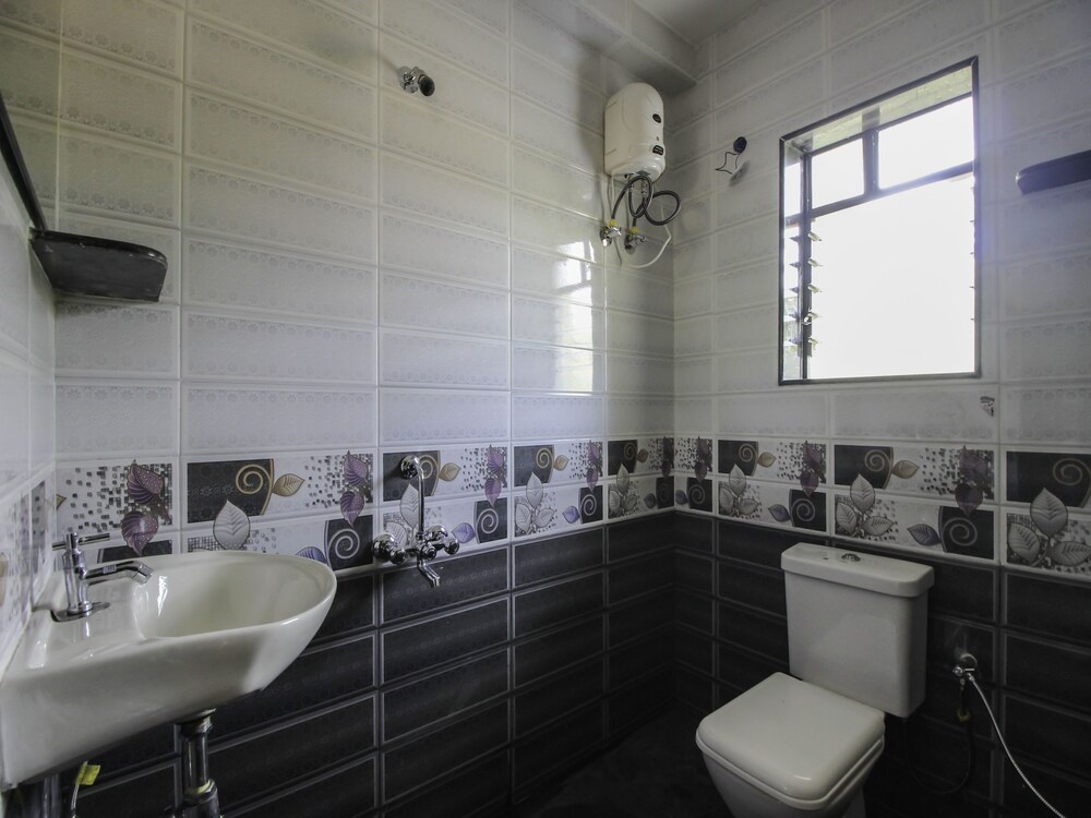 OYO 15927 Home Spacious Studio Reis Margo Fort