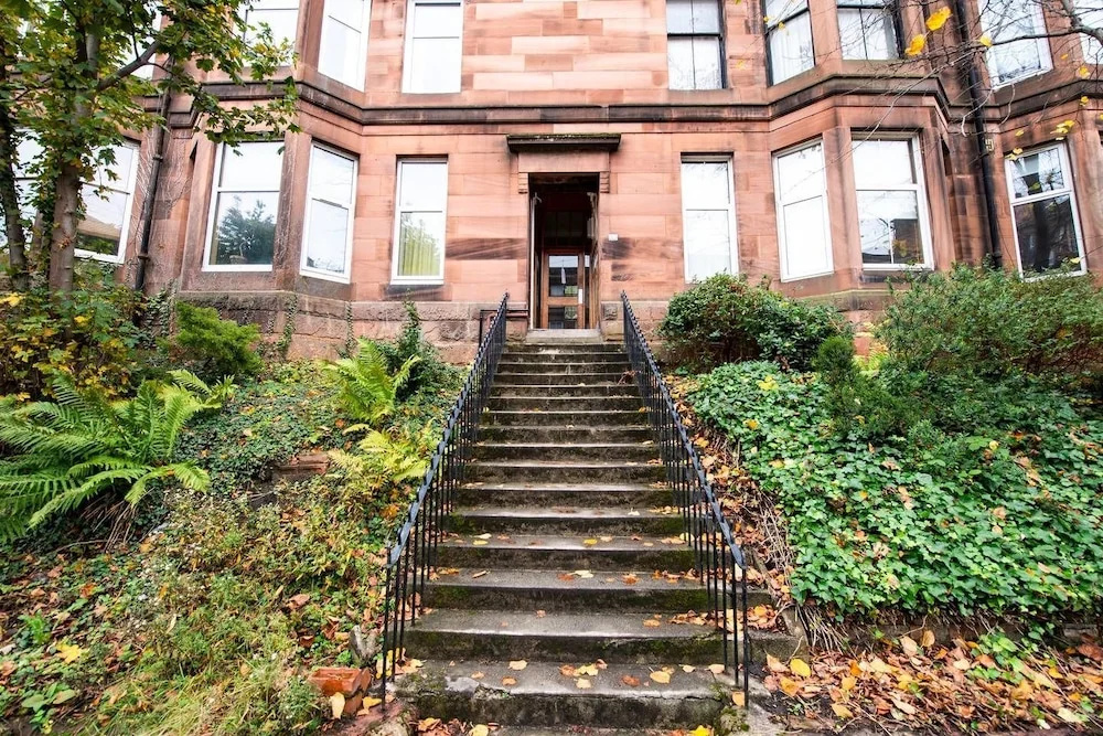 Naturally Well-lit and Intimate 2-bedroom West End Apt