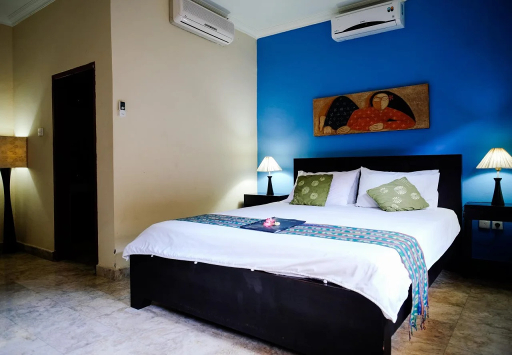 Ellies Hotel