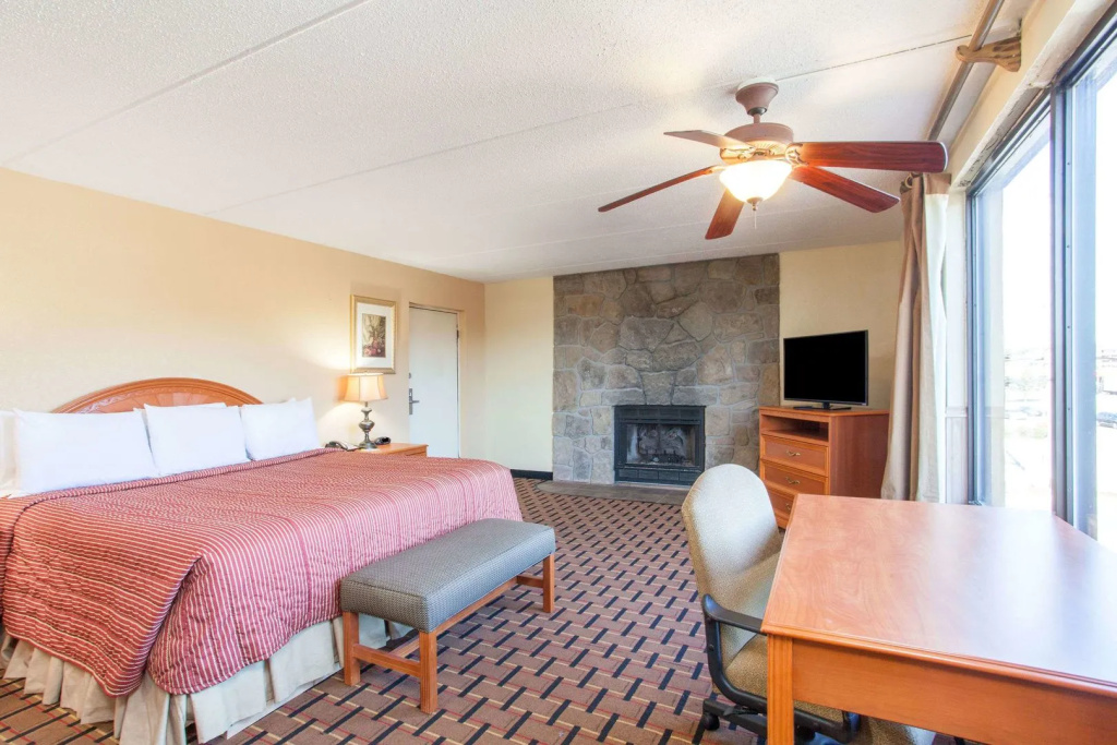 Clarion Inn & Suites near the Leconte Center Pigeon Forge