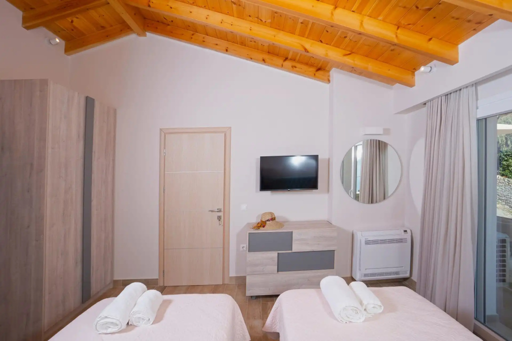 Villa Nikolakis Kerasia, on the beach